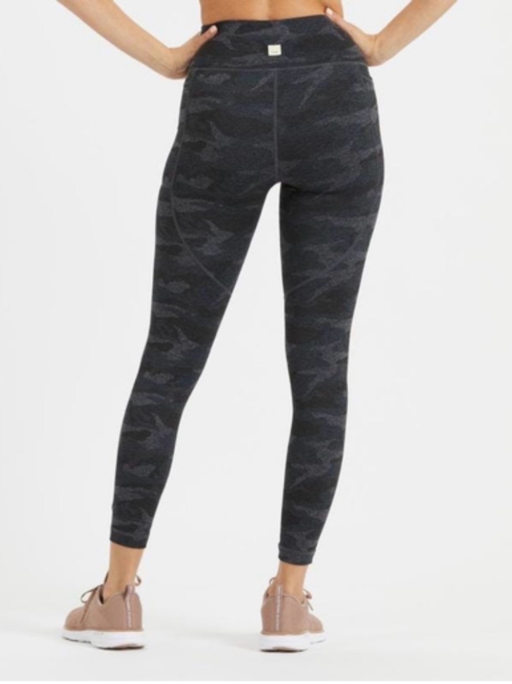 🍔VUORI high-Waist Black Camo elevation performance Leggings size M GUC - Picture 2 of 14